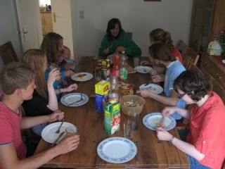 Jugendkreis beim Essen