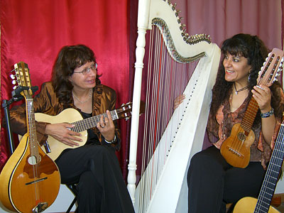 Graciela Medina und Hannelore Wieland mit ihren außergewöhnlichen Instrumenten